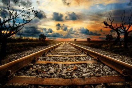 Eisenbahnschienen in mystischer Sonnenuntergangsstimmung